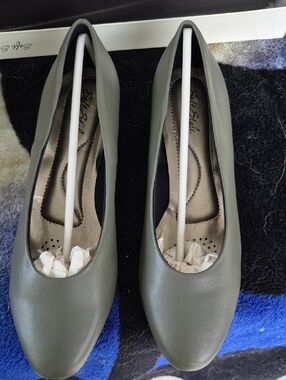 Soft Style Olive Green Rounded Toe Pumps